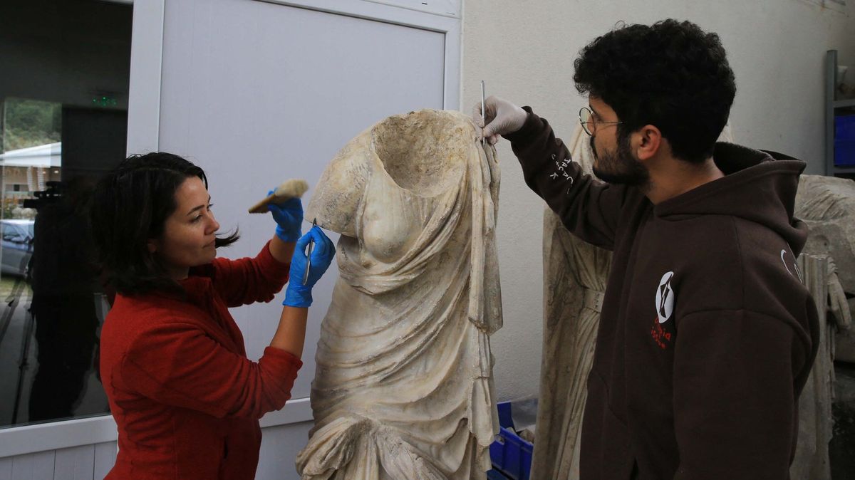 Turečtí archeologové objevili 2175 let starou sochu Múzy. Má jít o originál